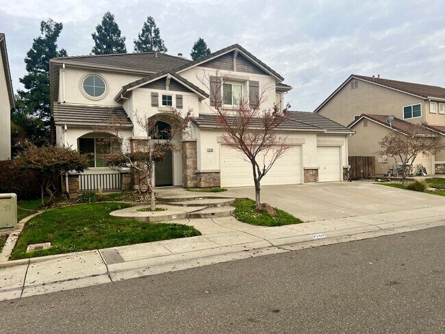 Building Photo - Beautiful and Spacious 4 bed/ 4 bath home ...