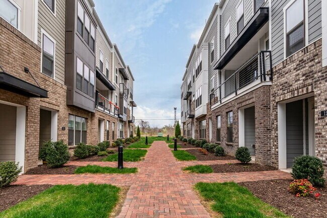Foto del edificio - Modern End-Unit Townhome in Rocketts Landing – Prime Richmond Location