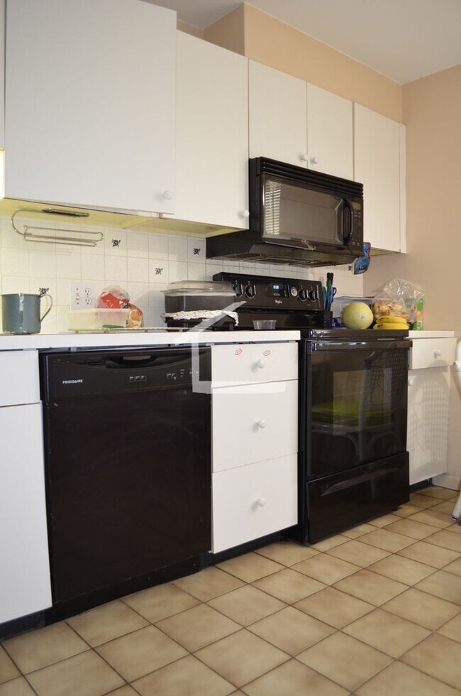 Charming 3 Bedroom - Charming 3 Bedroom Townhome
