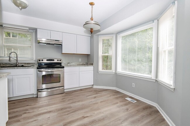 Foto del edificio - Spacious and conveniently located 3-bedroom, 2.5-bath duplex in Southwest Raleigh!
