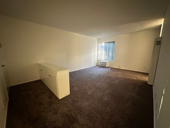 Foto del edificio - 5022 Riverton Ave