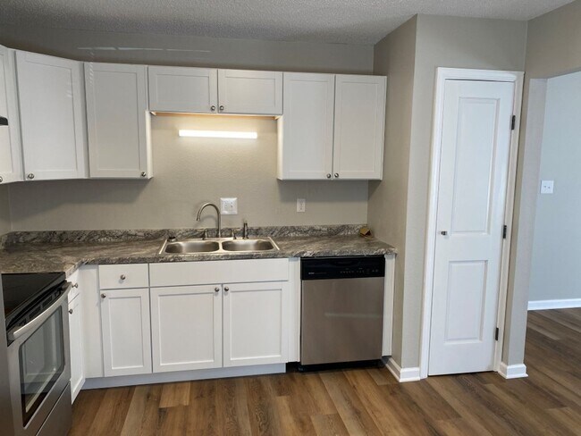 Foto del edificio - Convenient westside location!