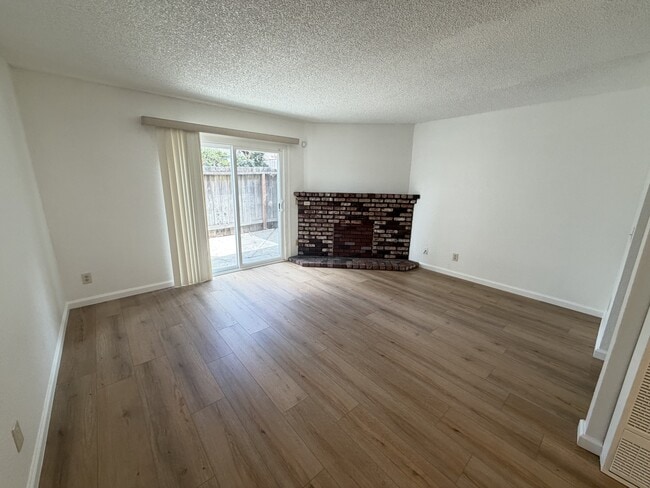 Photo - 10401 Shaw St (Oakland, CA) Townhome