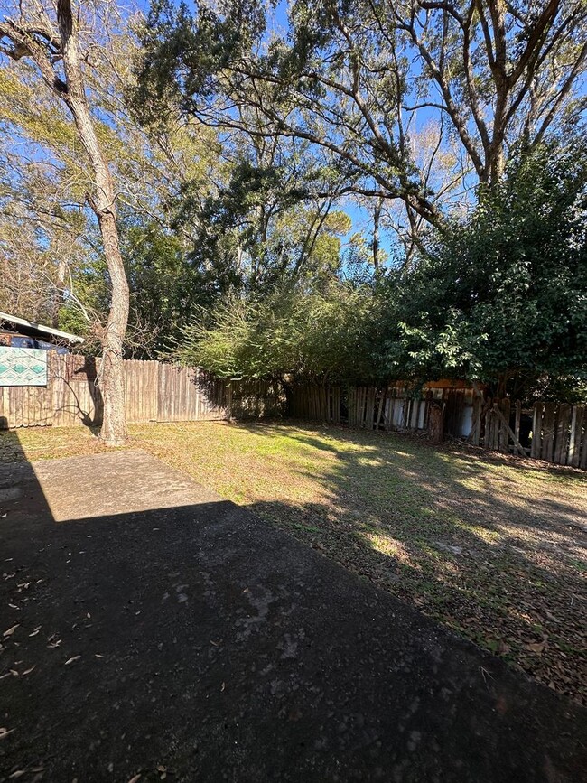 Foto del edificio - 2 Bedroom 1 Bath Duplex Just off Mission Rd.