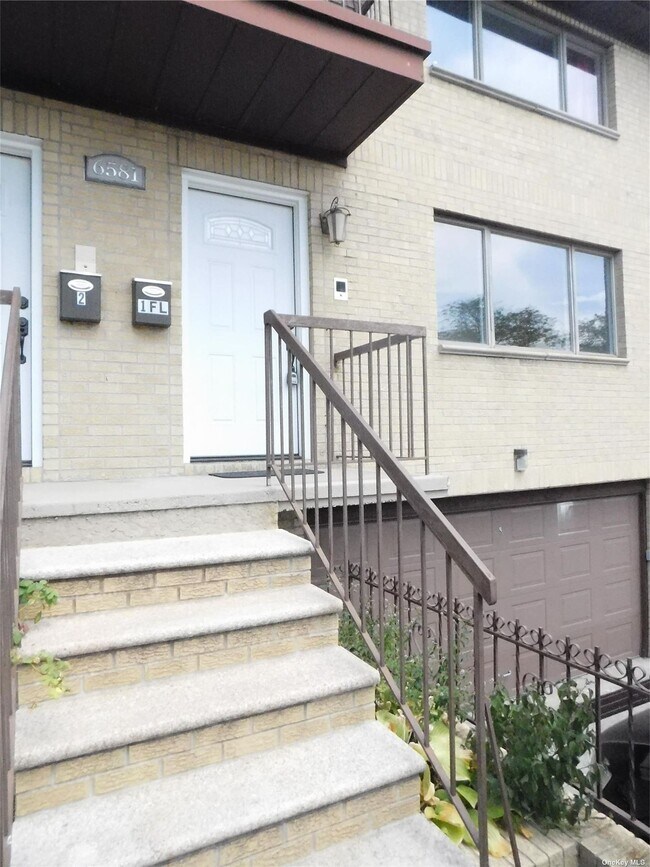 Foto del edificio - 65-81-81 Fitchett St