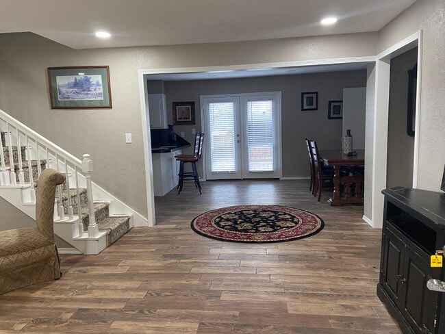 Building Photo - 1012 E 7th Pl