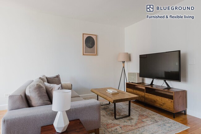 Foto del edificio - 235 W 48th St