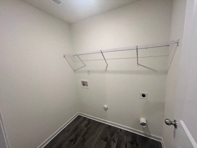 Foto del edificio - *****ANY LISTING WITH LOWER RENT MARKETING THAN THIS ASKING RENT IS SCAM****** *****ANY LISTING O...