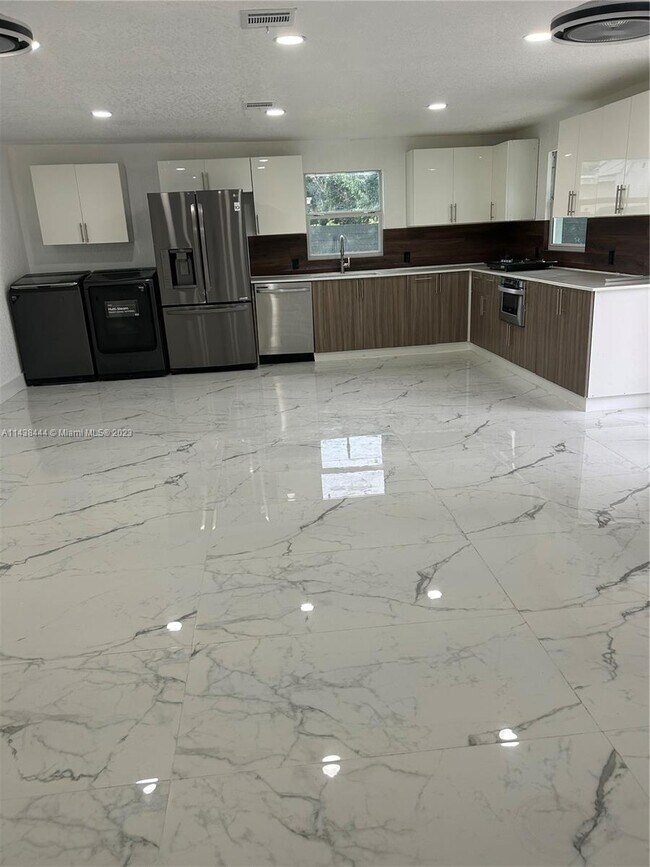 Foto del edificio - 6828 SW 14th St