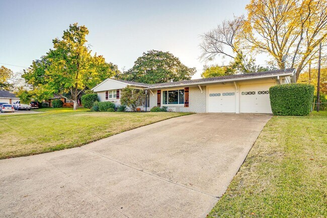 Foto del edificio - Beautiful Home on Corner Lot in South Hill...