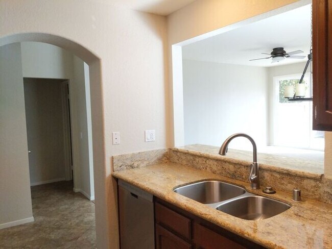 Building Photo - 3Bed/2.5 Bath in Tamarack Point~ Coventry