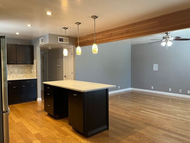 Foto del edificio - Cute tree street home with 2 car garage!!