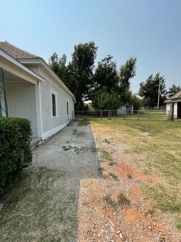 Building Photo - 1516 S Dille Ave