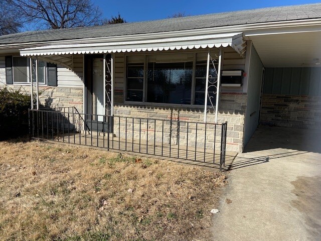 Building Photo - Spacious Home with Fully Fenced Back Yard