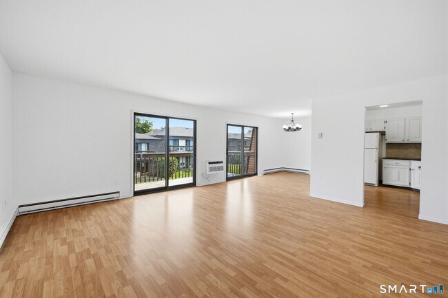 Foto del edificio - 255 Strawberry Hill Ave