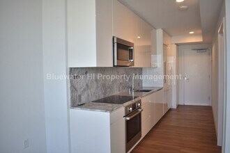 Building Photo - 987 Queen St