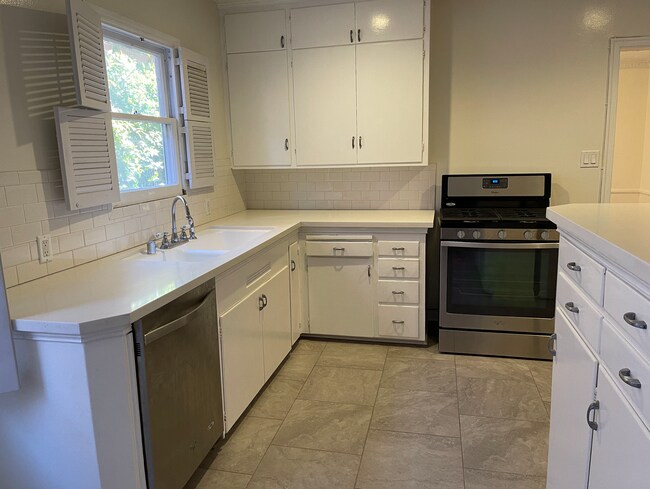 Building Photo - 354 S Rodeo Dr