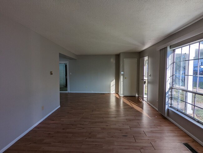 Building Photo - Spacious 3 bed 1.5 bath townhome in Indian...
