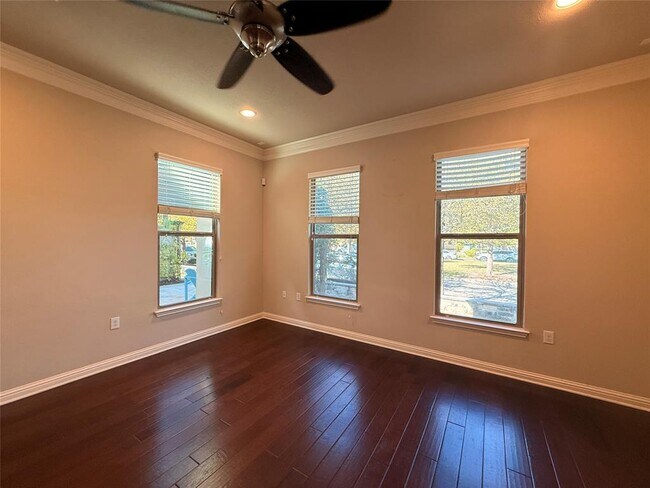 Foto del edificio - 2021 Simond Ave