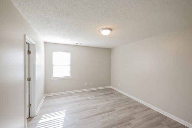 Foto del edificio - 202 Brook Wind Dr