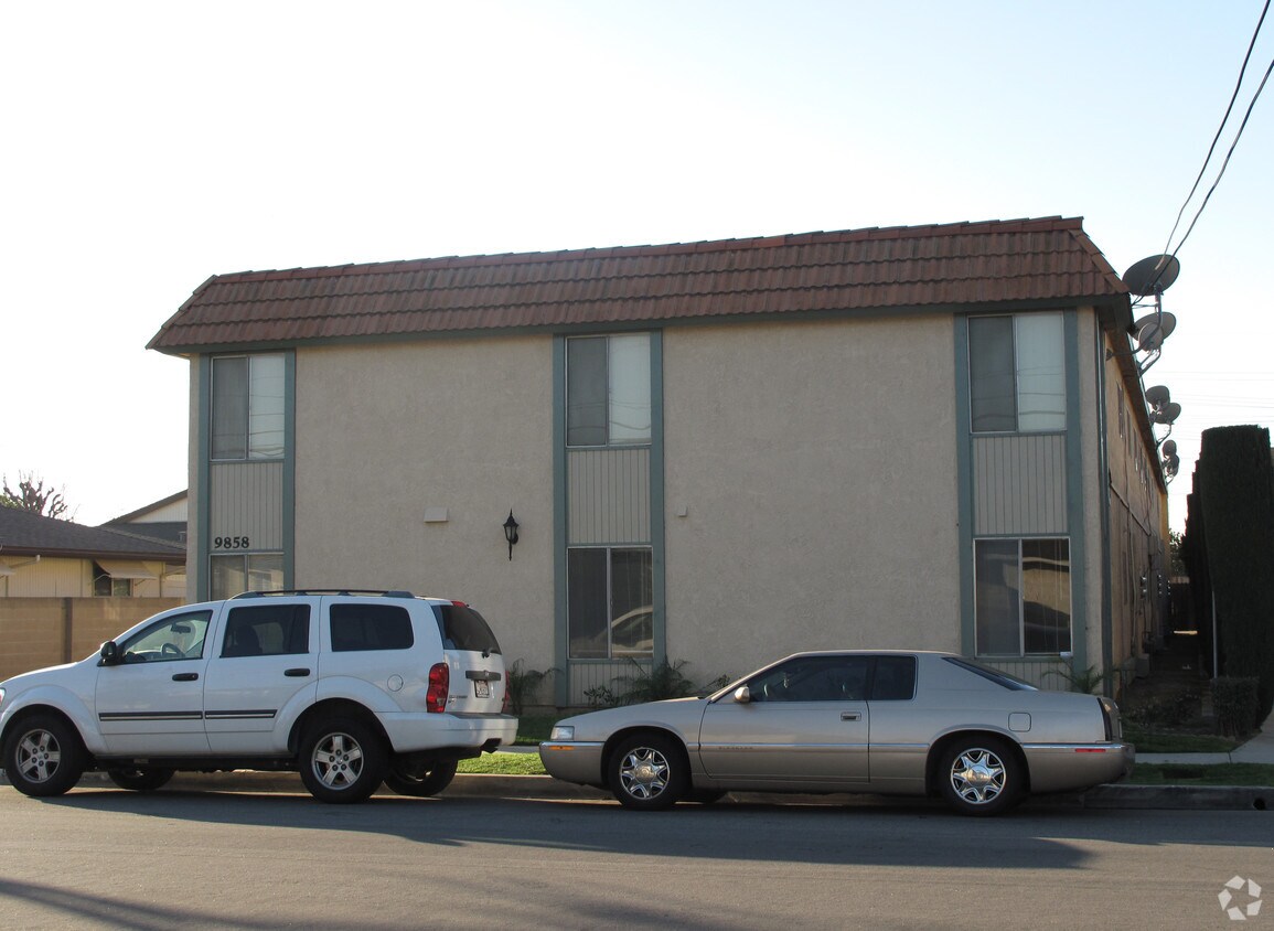 Building Photo - 9858 Cedar St