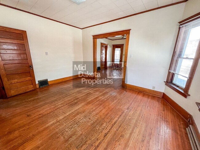 Foto del edificio - 933 E 5th-3 Bedroom House