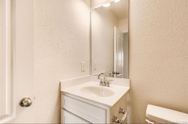 Foto del edificio - Lovely 3 bedroom/2.5 bath townhome