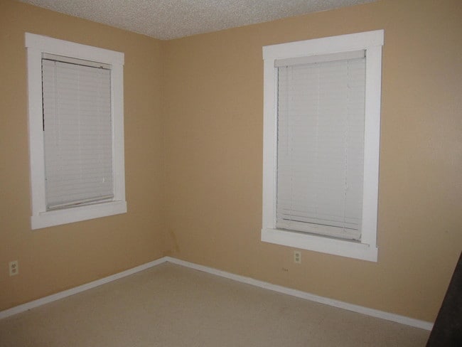 Building Photo - 710 Chautauqua Ave