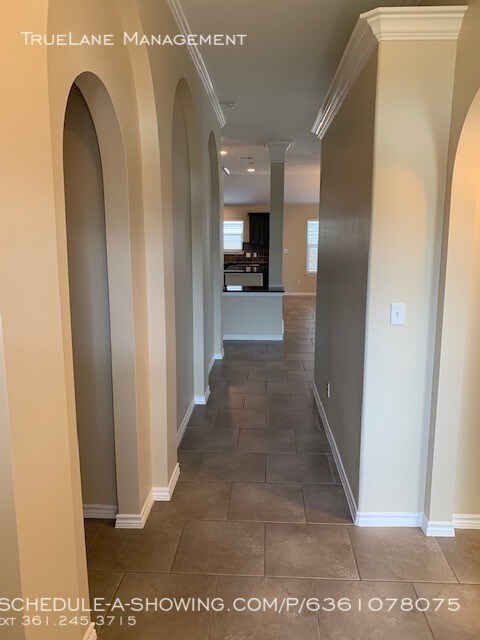 Building Photo - 3913 Los Arroyos Dr