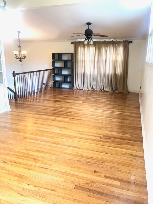 Foto del edificio - 8811 Tanglewild Pl