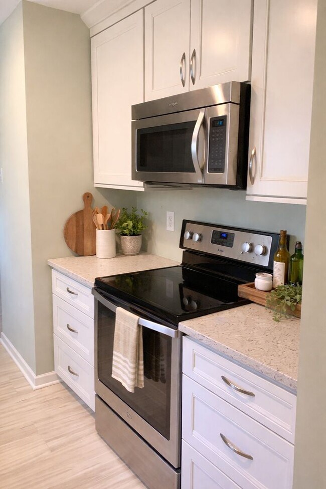 Building Photo - TOWNHOME IN MT PLEASANT - AVAILABLE August 1, 2026!
