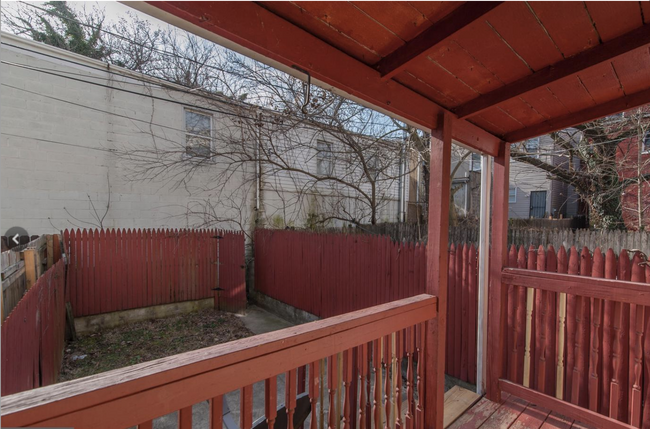 Private Back Yard - 1523 W Pratt St