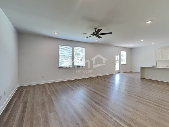 Building Photo - 552 Pointe Dr