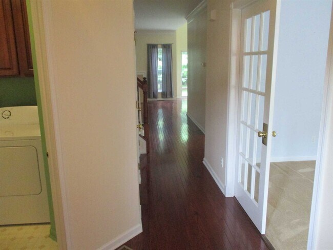 Building Photo - 807 Huntington Dr