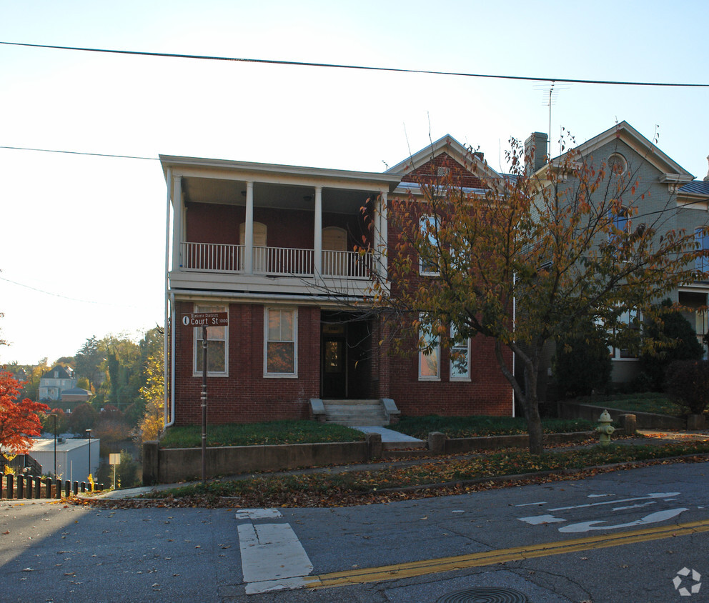 Primary Photo - 1021 Court St