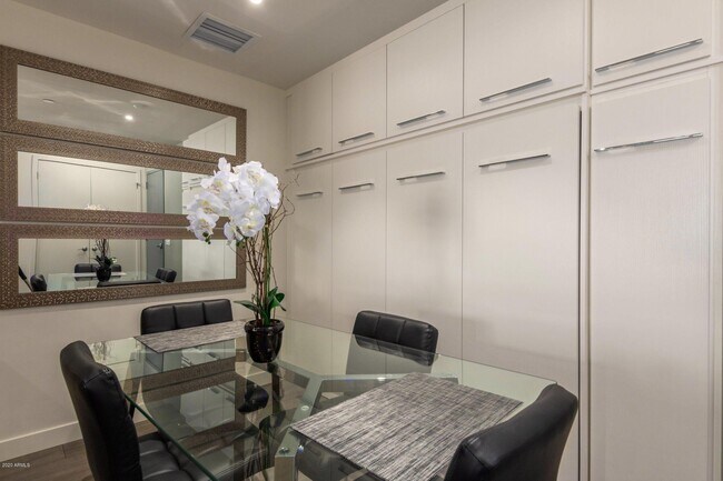 Building Photo - 2300 E Campbell Ave