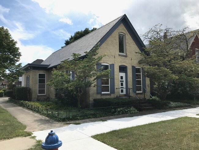 Building Photo - 1032 E Wayne St