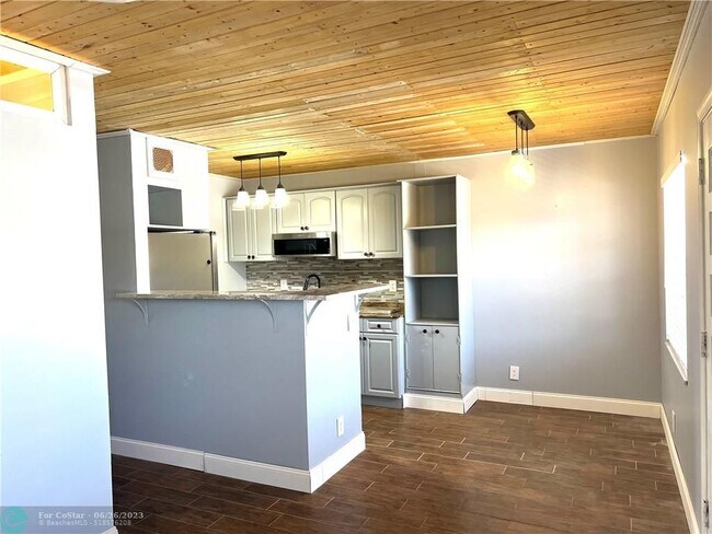 Building Photo - 1004 Pine Dr