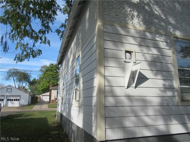 Building Photo - 14 Elm St