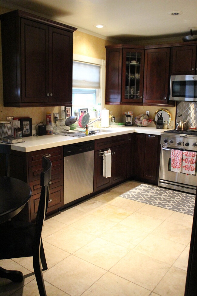 Kitchen - 5033 Mansfield St