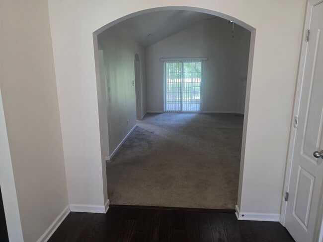 Building Photo - Nice 3 bedroom, 2 bath home with 2 car gar...