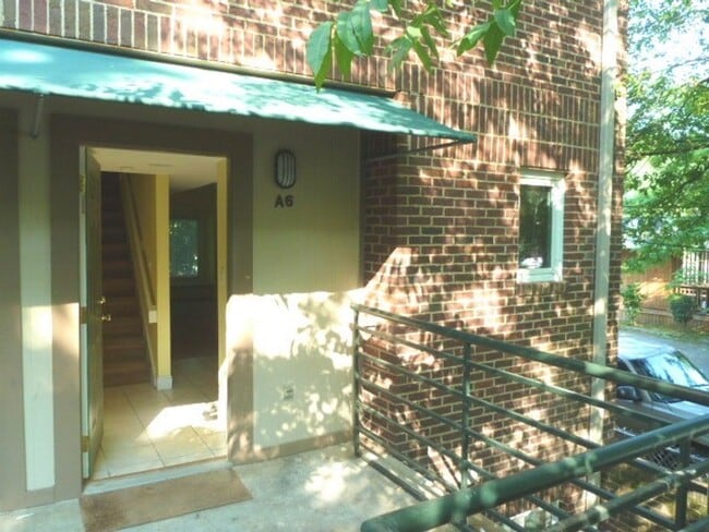 Photo - Updated 2br 2ba End Unit in Chancellor Squ... Apartment