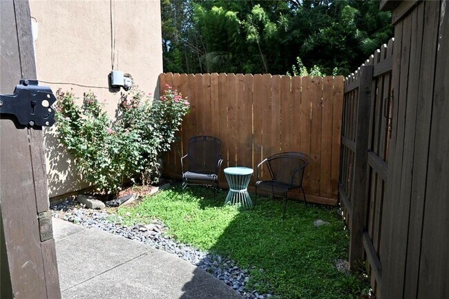 Building Photo - 994 Overbrook Cir