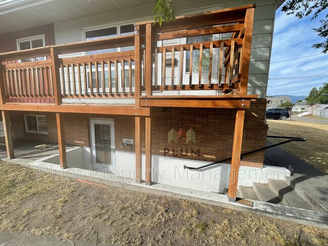 Building Photo - 205 Knowles St