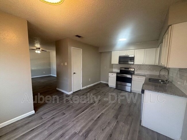 Building Photo - 327 SE 3rd St