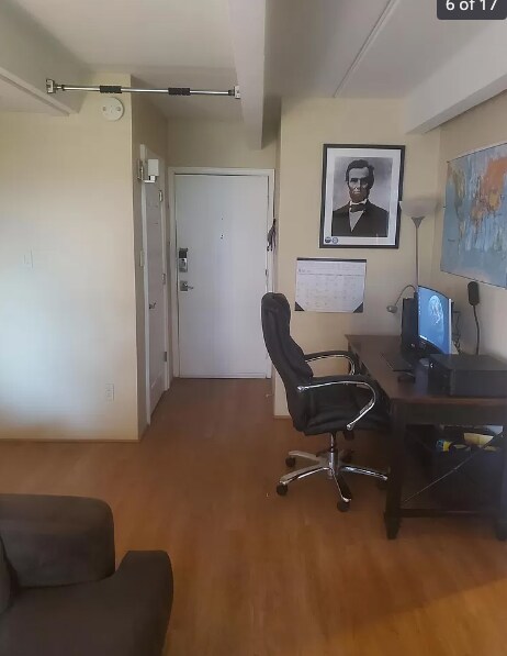 Desk fit nicely in this nook - 1175 Vine St