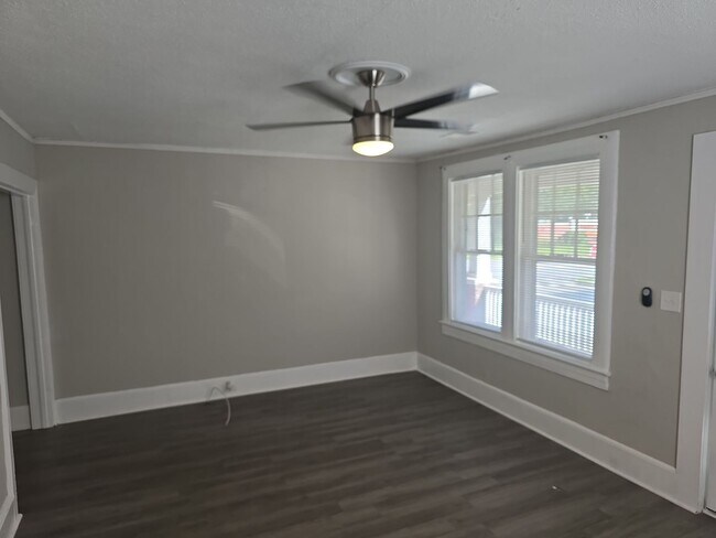 Building Photo - 2 bedroom 1 bath