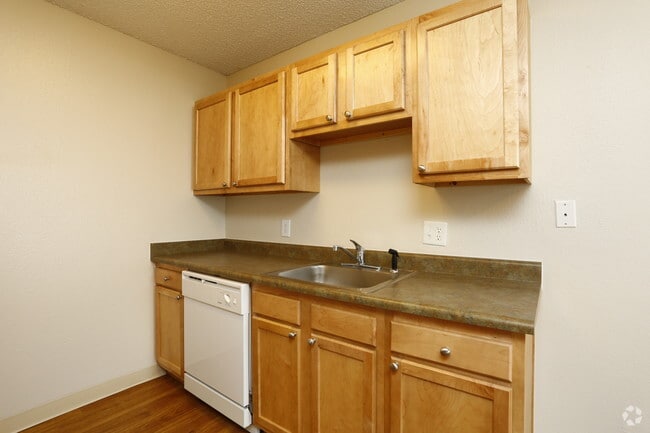2BR, 2BA - 950 SF - Greentree Village Apartments