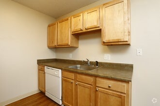 2BR, 2BA - 950 SF - Greentree Village Apartments