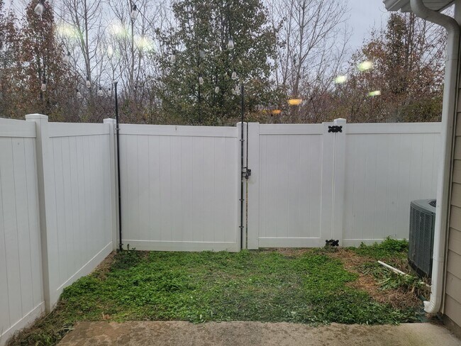 Foto del edificio - Highly desirable end unit in sought after Cobblestone in Goodlettsville!